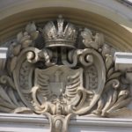 Avstrijski grb na pročelju gimnazije. (Vir: avtorjev osebni arhiv, foto: Ivan Smiljanić.)