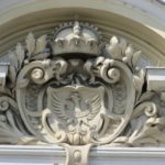 Kranjski grb na pročelju gimnazije. (Vir: avtorjev osebni arhiv, foto: Ivan Smiljanić.)