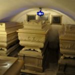 Sarkofagi od leve proti desni: L. XIX (Ludvik XIX., vojvoda Angulemski), C. X. (Karel X.), M. T. (Marija Terezija Charlota, vojvodinja Angulemska). Foto: kraji.eu