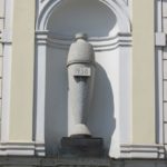 Desna vaza na pročelju šole. (Vir: avtorjev osebni arhiv, foto: Ivan Smiljanić.)