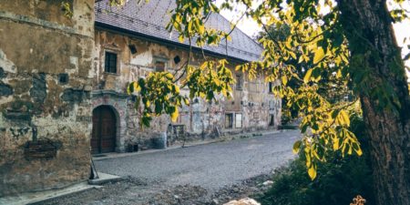 Spominska plošča na Šempetrski graščini