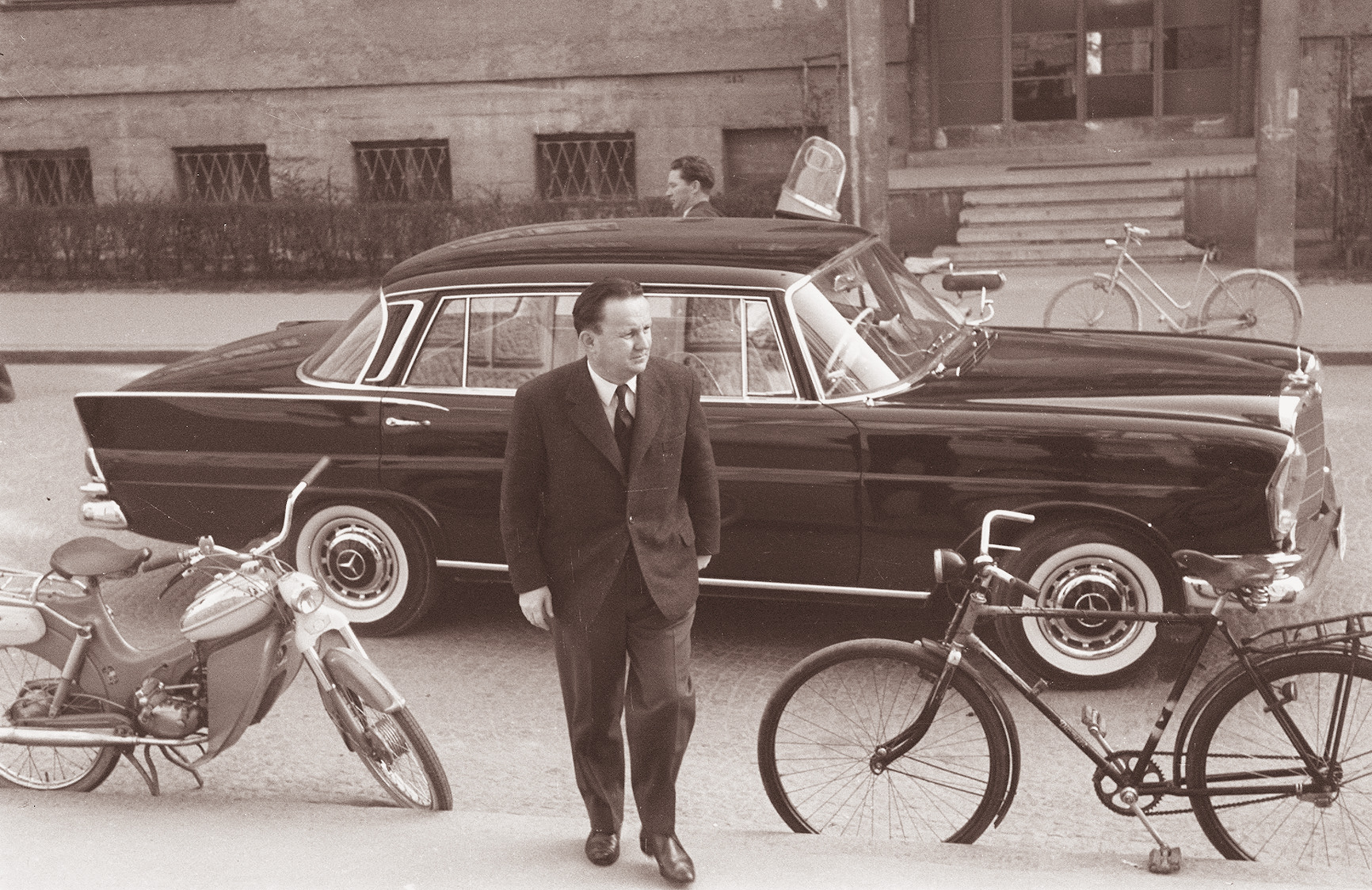 Boris Kraigher ob ogledu stanovanjske skupnosti Ivan Cankar 1961.