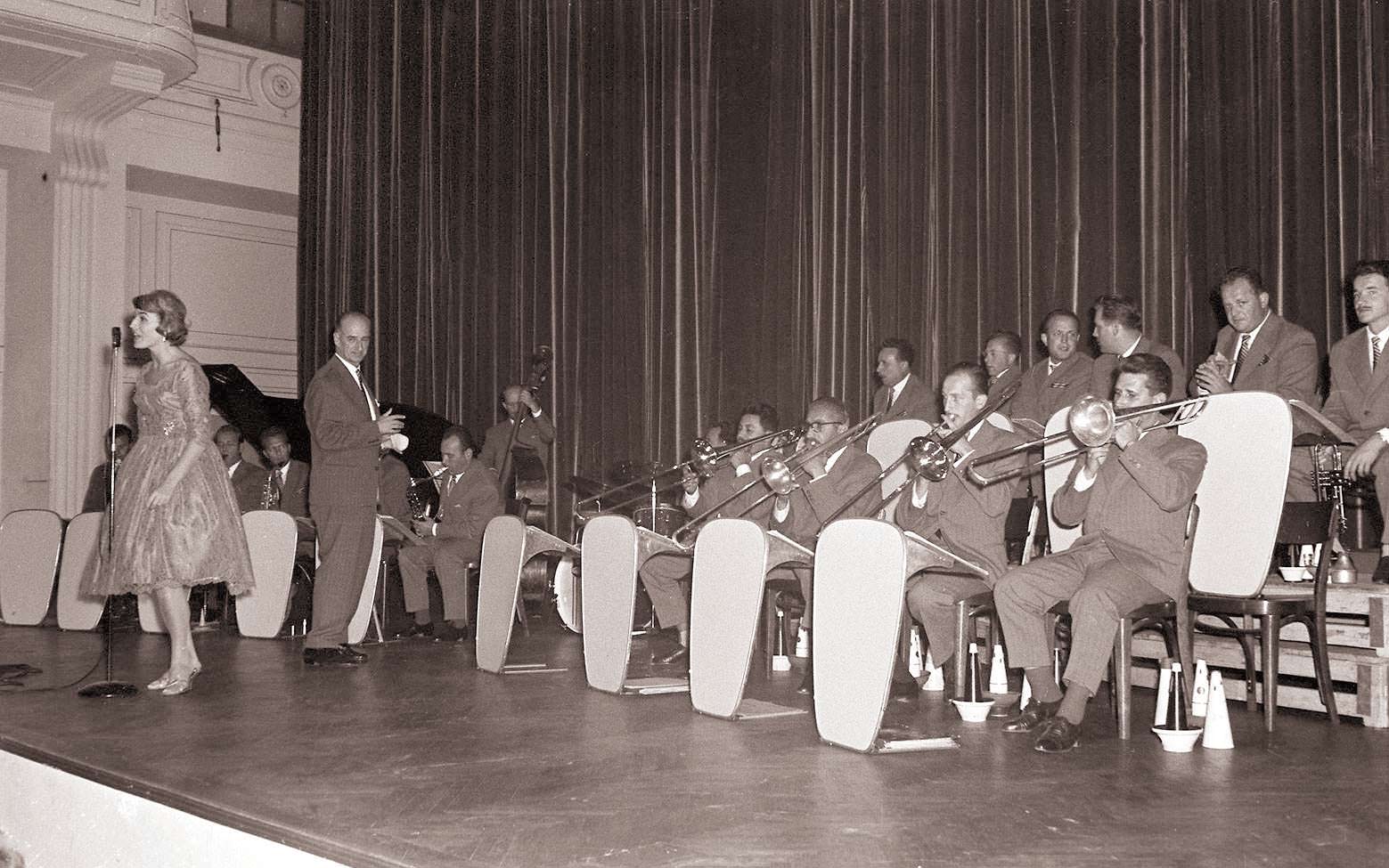 Koncert Bojana Adamiča v Unionski dvorani - poje Marjana Deržaj 1959