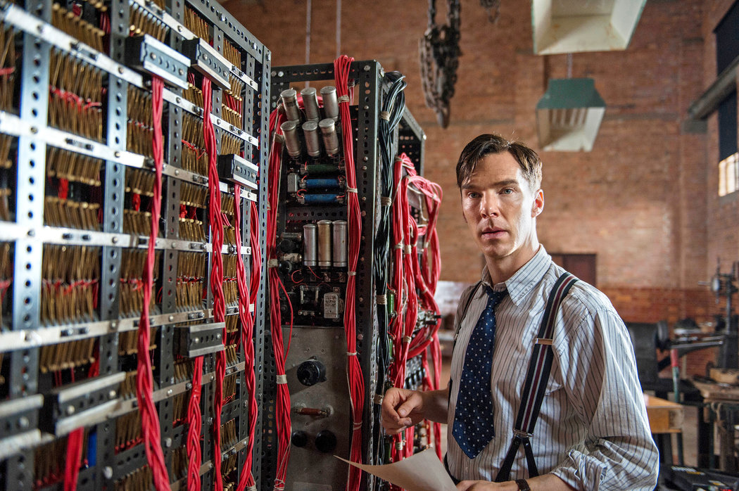 Igralec Benedict Cumberbatch kot Alan Turing v filmu Igra imitacije (The Imitation Game).