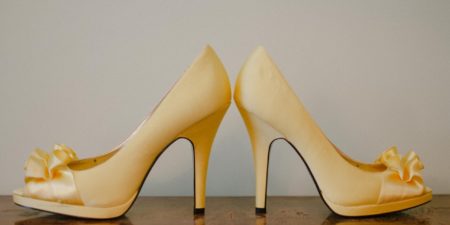 Moški v čipkah in visokih petah