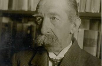 »Visokorastel mož s košatimi brki in ščipalnikom, izza katerega je gledalo dvoje oči, ki jih je bila sama dobrota«