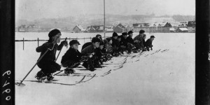 Otroci na inštrukcijah smučanja