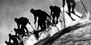 Skupina smučarjev pri skoku