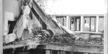 Na Plečnikovo Univerzitetno knjižnico strmoglavi letalo