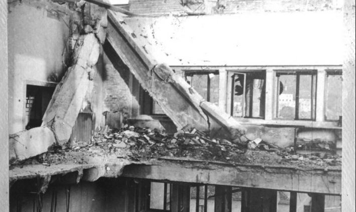 Na Plečnikovo Univerzitetno knjižnico strmoglavi letalo