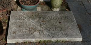 Grob Borisa Kraigherja na ljubljanskih žalah. Vir: http://www.najdigrob.si/