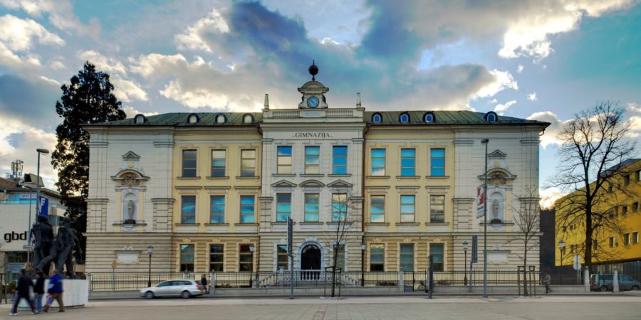 Med gradbenimi deli naleteli na časovno kapsulo v zidu Gimnazije Kranj