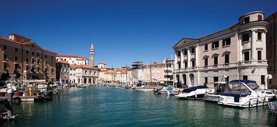 Kozuka in zbirke razglednic v Pomorskem muzeju v Piranu