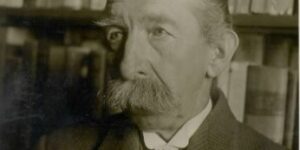 »Visokorastel mož s košatimi brki in ščipalnikom, izza katerega je gledalo dvoje oči, ki jih je bila sama dobrota«